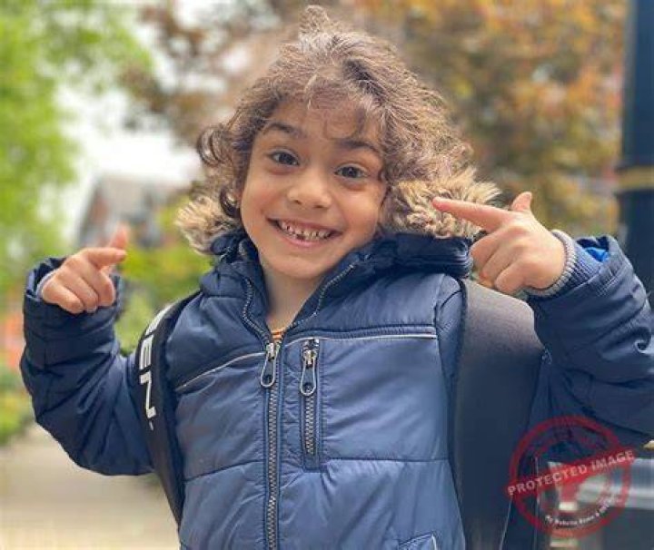 
Arat Hosseini Height, Age, Religion, Nationality, Wikipedia, Partner, Parents, Gender, Net Worth 