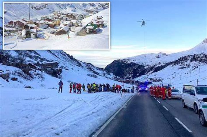 
At least 2 people still buried in Austria after Christmas Day avalanche 