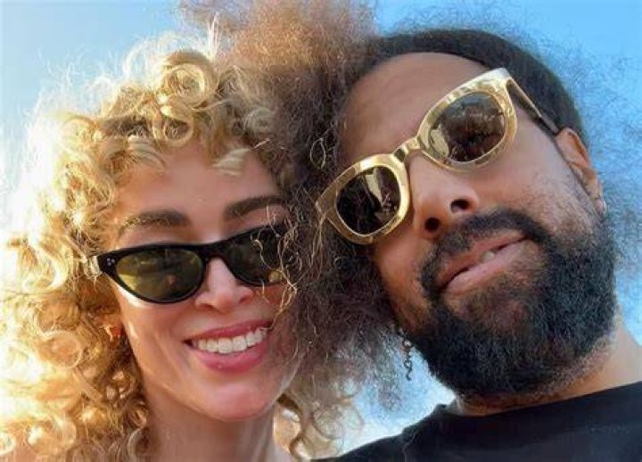 
Is Reggie Watts Married to Wife? Or Dating a Girlfriend? 