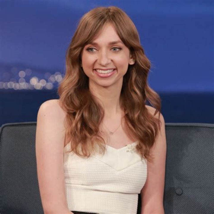 Lauren Lapkus: Boyfriend, net worth, tattoos, smoking & body measurements