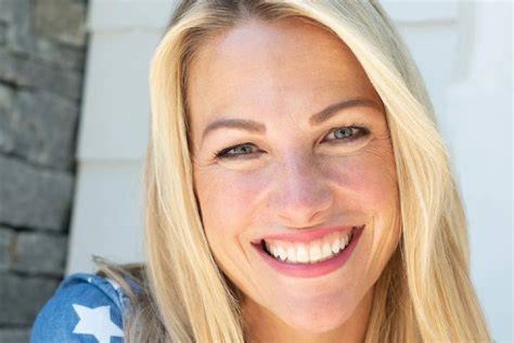 
Lindsay Czarniak Uses Acupuncture, Aromatherapy to Recover from ‘Frustrating’ Bout with Long COVID 