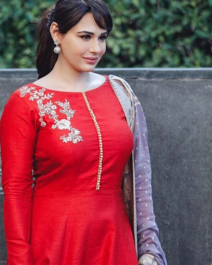 
Mandy Takhar Height, Weight, Net Worth, Age, Birthday, Wikipedia, Who, Nationality, Biography 