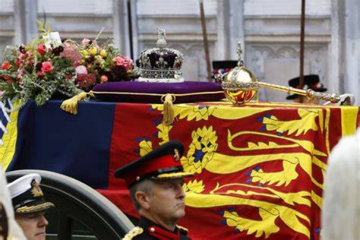 
Queen Elizabeth II’s Coffin Makes Final Journey To Windsor Castle 