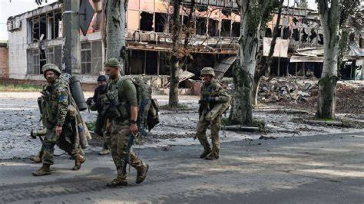 
Russian Troops Surrounded In Kyiv Suburb Could Even Retreat 
