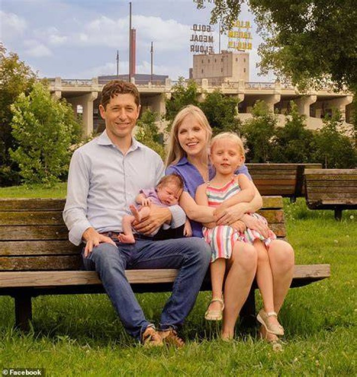 Stephen Collinson Bio, Wiki, Age, Family, Wife, CNN, Salary, and Net Worth.