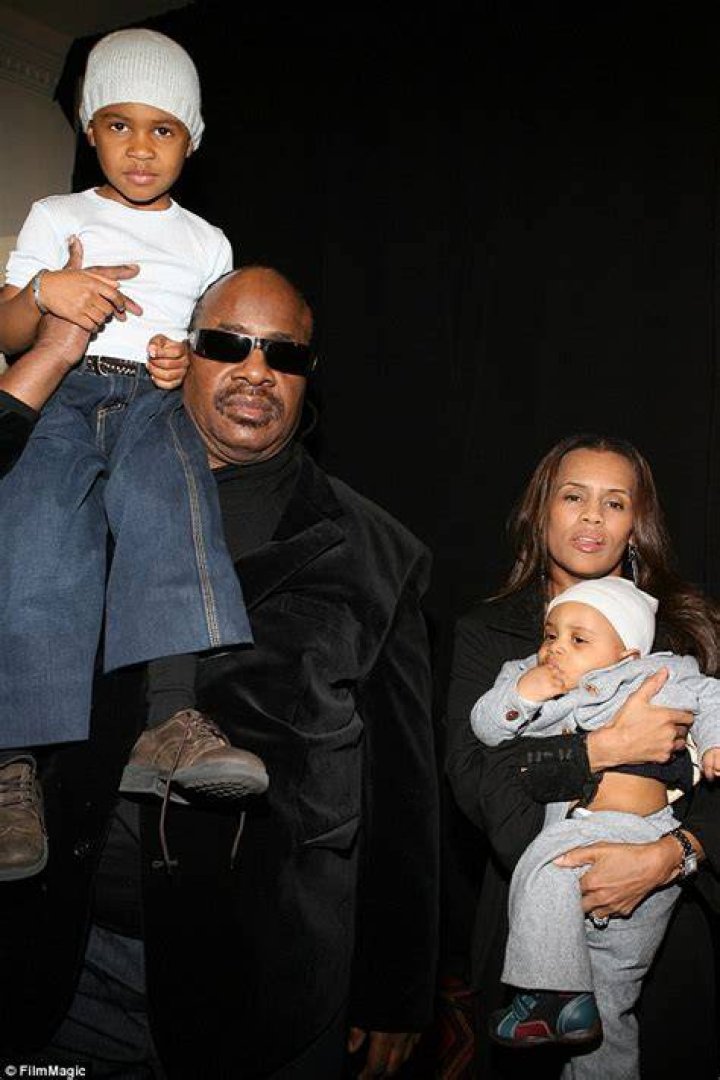 Stevie Wonder: Wife, net worth, tattoos, smoking & body facts